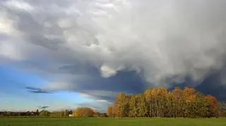 Po fali deszczu mammatusy i tęcza
