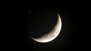 Księżyc zakrywa planetę Saturn
