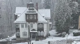 Opady śniegu w Świeradowie Zdroju (Dolnośląskie)