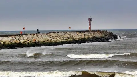Sztorm na Bałtyku i wietrzna pogoda w Ustce 