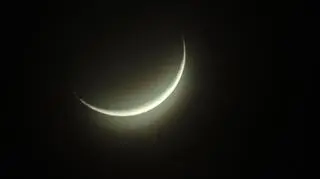 Sierp księżyca za chmurkami