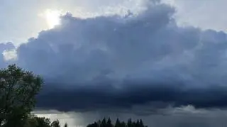 Groźne chmury na niebie w powiecie mińskim 