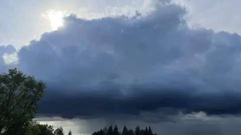 Groźne chmury na niebie w powiecie mińskim 