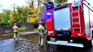 Ulewne opady deszczu i zalane drogi w Ustce