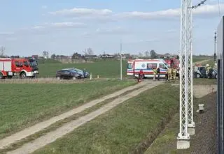 Pociąg zderzył się z autem i pojechał dalej