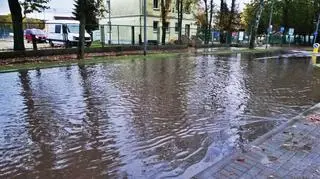 Ulewne opady deszczu i zalane drogi w Ustce