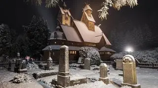 Listopadowa zima przy kościółku Wang w Karpaczu