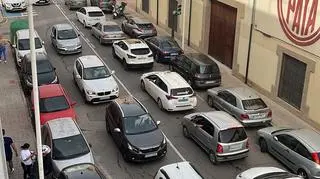 Puste sklepy i korki na ulicach w Walencji 