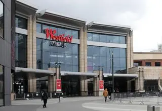 Paraliż wokół centrum handlowego w Warszawie. "Dużo klientów"