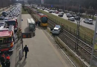 Samochód na torach tramwajowych, kierowca zabrany do szpitala na badania krwi