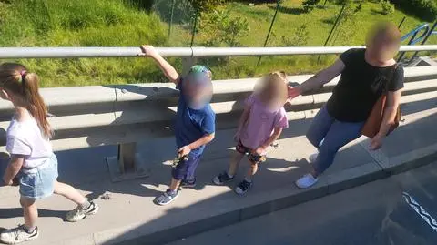 Dzieci z opiekunkami w niedozwolonym miejscu, obok jadące auta