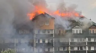 Ogromny pożar dachu bloku w Ząbkach. Oglądaj TVN24 
