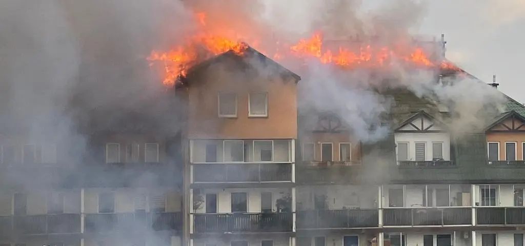 Ogromny pożar dachu bloku w Ząbkach. Oglądaj TVN24 