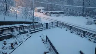 Śnieg w Ponicach koło Rabki Zdrój (Małopolskie)