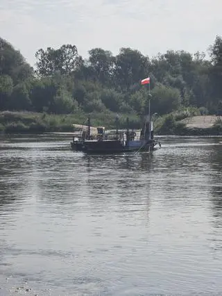 Prom w Gassach utknął na mieliźnie na Wiśle