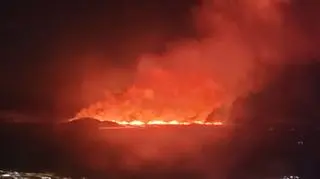 Erupcja wulkanu widoczna z lotniska w Keflavik na Islandii