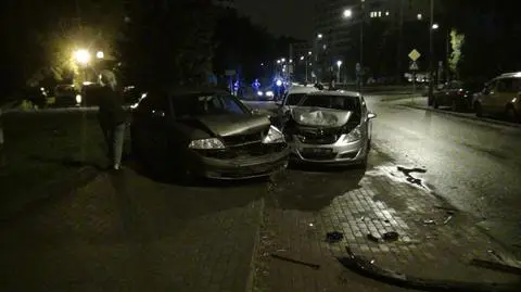 Wjechał w zaparkowane auto. Był pijany, miał sądowy zakaz prowadzenia