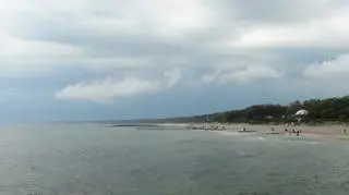 Chmury burzowe z opadami deszczu i gradem w Ustce