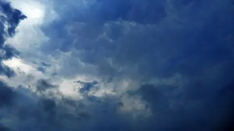 Nocą lokalnie zagrzmi i popada. W dzień wróci grad