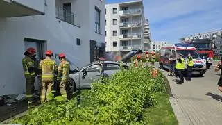 Samochód wjechał w pieszych, a potem uderzył w budynek