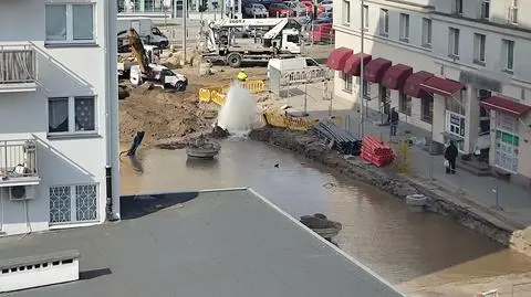 Pracownik uszkodził rurę. Zalało budowę linii tramwajowej