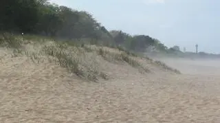 Chmury burzowe z opadami deszczu i gradem w Ustce