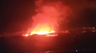 Erupcja wulkanu widoczna z lotniska w Keflavik na Islandii