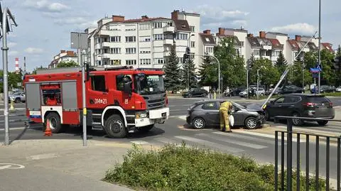 Nie wyrobił się na zakręcie, wpadł na sygnalizator