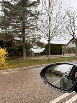 Samochód wbił się w posesję w Suchym Dworze koło Pucka