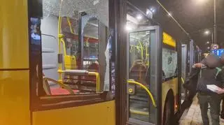 Potłuczone szyby w warszawskim autobusie