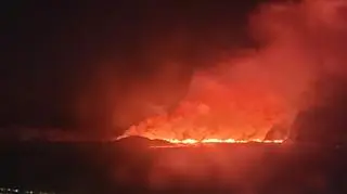 Erupcja wulkanu widoczna z lotniska w Keflavik na Islandii