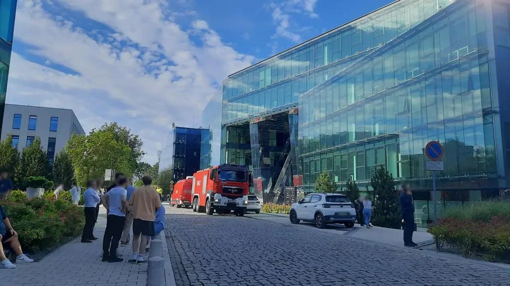 Pożar auta w biurowcu, Kraków