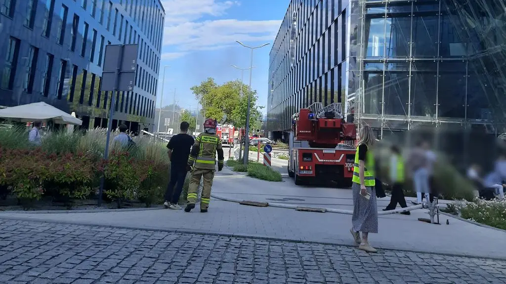 Pożar auta w biurowcu, Kraków