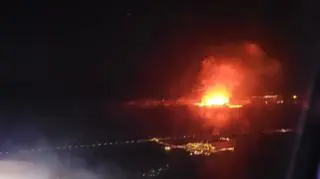 Erupcja wulkanu widoczna z lotniska w Keflavik na Islandii