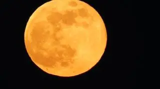 Niesamowity wschód księżyca w pełni nad Ustką