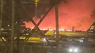Erupcja wulkanu widoczna z lotniska w Keflavik na Islandii