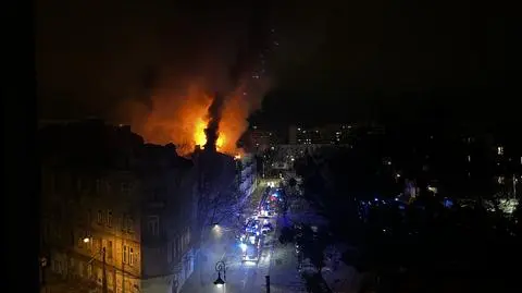 Płomienie wychodziły na zewnątrz. Duży pożar w kamienicy na Pradze