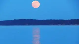 Niesamowity wschód księżyca w pełni nad Ustką