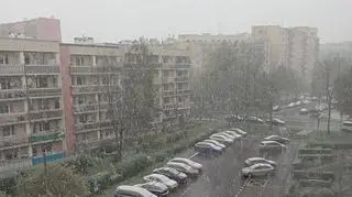 Kwiecień plecień. W Jeleniej Górze pada śnieg