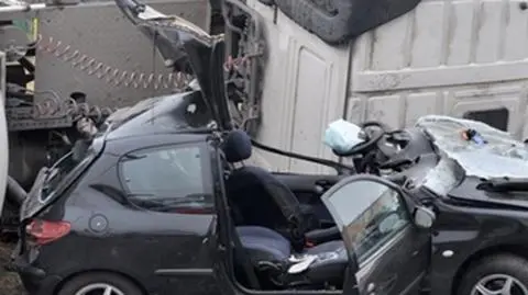 Cysterna przygniotła auto