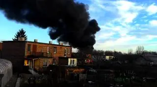 Kłęby gęstego dymu nad okolicą. Spłonęło składowisko