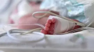 Owinęła noworodka w koc i umieściła w szafce z ubraniami