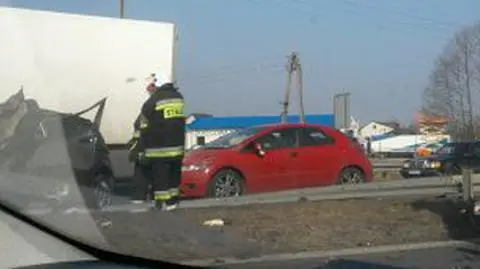 Odbił się od trzech samochodów