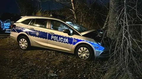 Wieźli nastolatki, rozbili radiowóz. Były policjant stanie przed sądem