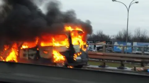 Samochód w ogniu nad autostradą