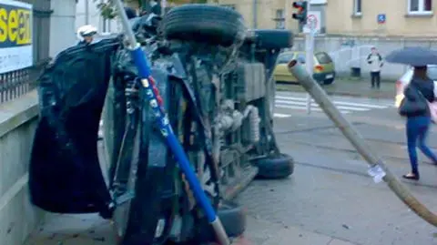 Samochód wpadł na chodnik