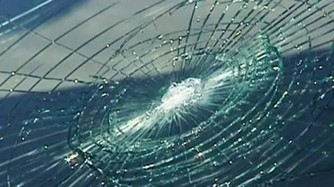 Zbita szyba (zdjęcie ilustracyjne)