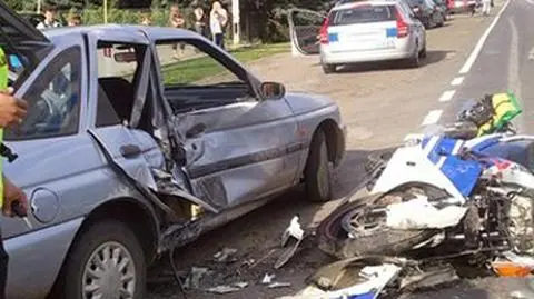 Wbił się w bok samochodu