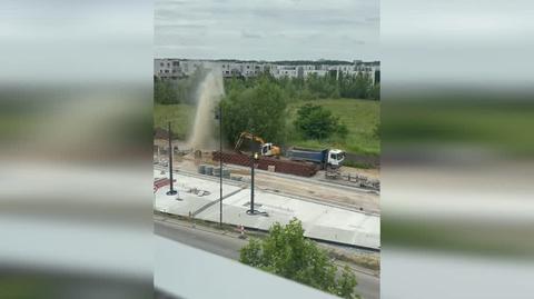 Uszkodzona rura podczas budowy linii tramwajowej na warszawski Wilanów 