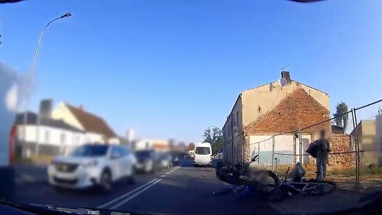 "Rower rozpadł się na kawałki". Zderzenie rowerzystów na nagraniu